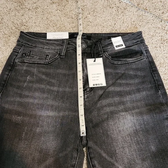 Judy Blue Capri's Size 7/28 - Picture 6 of 10